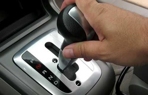 Không chuyển số khi xe chưa dừng hẳn