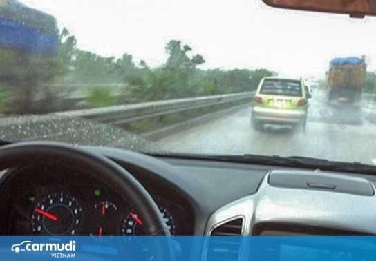 Mách bạn cách xử lý kính và gương xe bị mờ khi lái xe dưới trời mưa