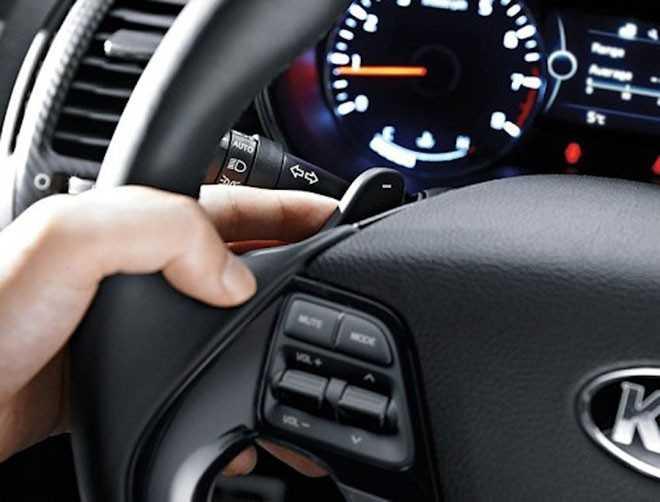 Lẫy chuyển số sau vô lăng