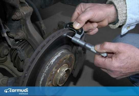 Nguyên nhân và giải pháp cho ô tô bị bó cứng phanh