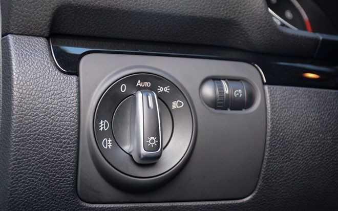 Những cách sử dụng hệ thống đèn trên ô tô