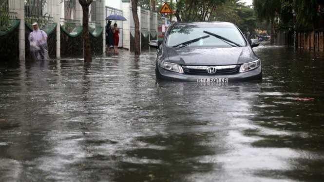 10 điều cần chú ý khi lái xe qua đoạn đường ngập nước