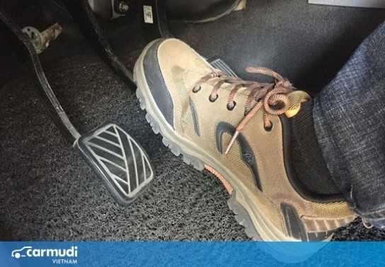 Chân phanh ô tô bị chạm sàn là do đâu?