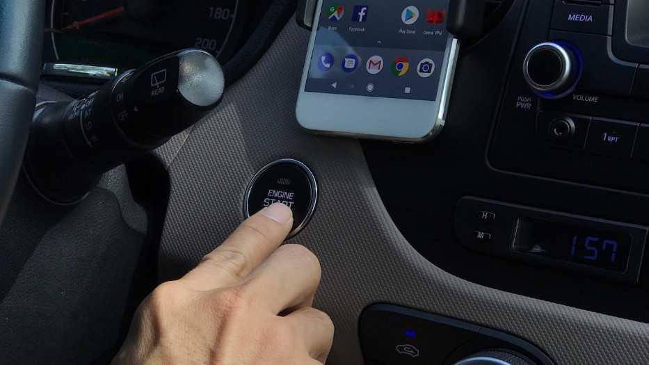 Bấm vào nút khởi động ô tô khi xe đang chạy