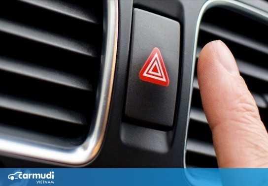 Những trường hợp nào tài xế nên sử dụng đèn cảnh báo nguy hiểm?