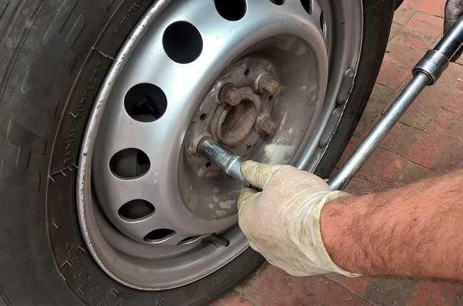 Nới lỏng các ốc ngược chiều kim đồng hồ