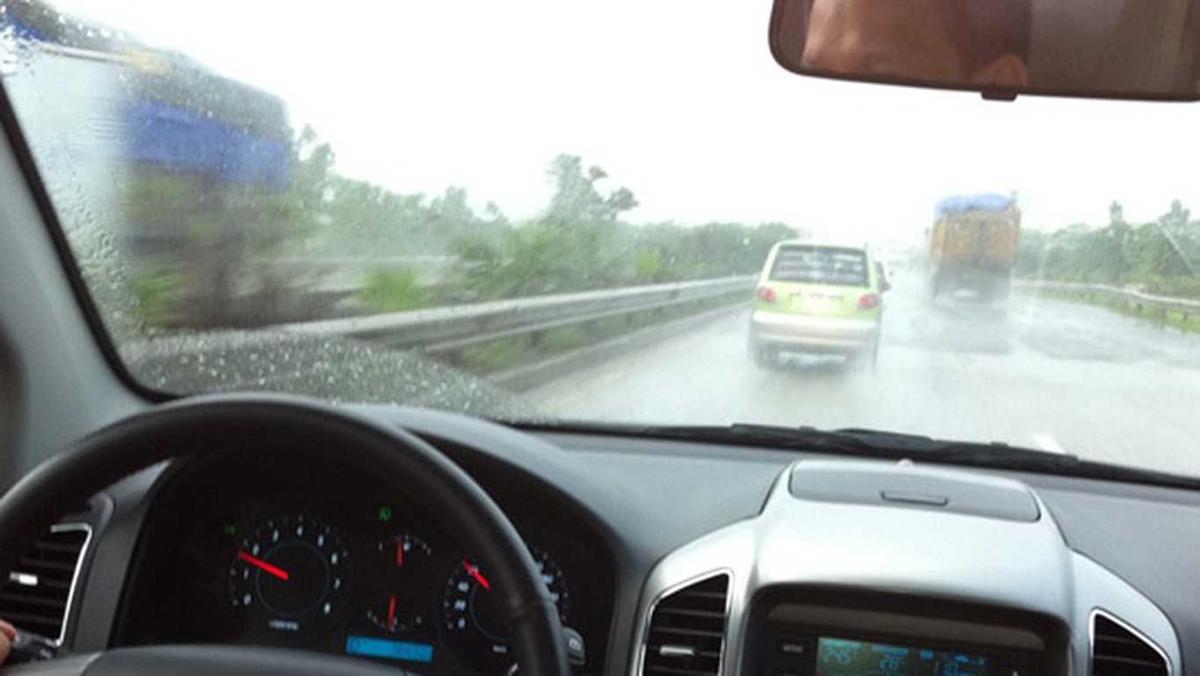 Kính chắn gió bị mờ do hơi nước