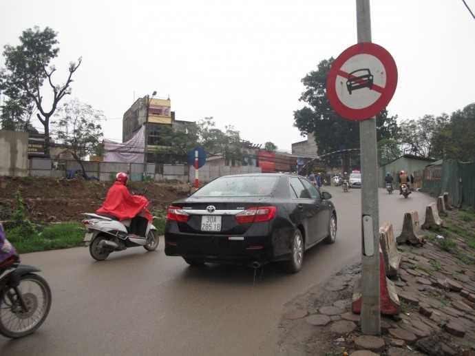 muc-phat-doi-voi-loi-dieu-khien-o-to-di-vao-duong-cam