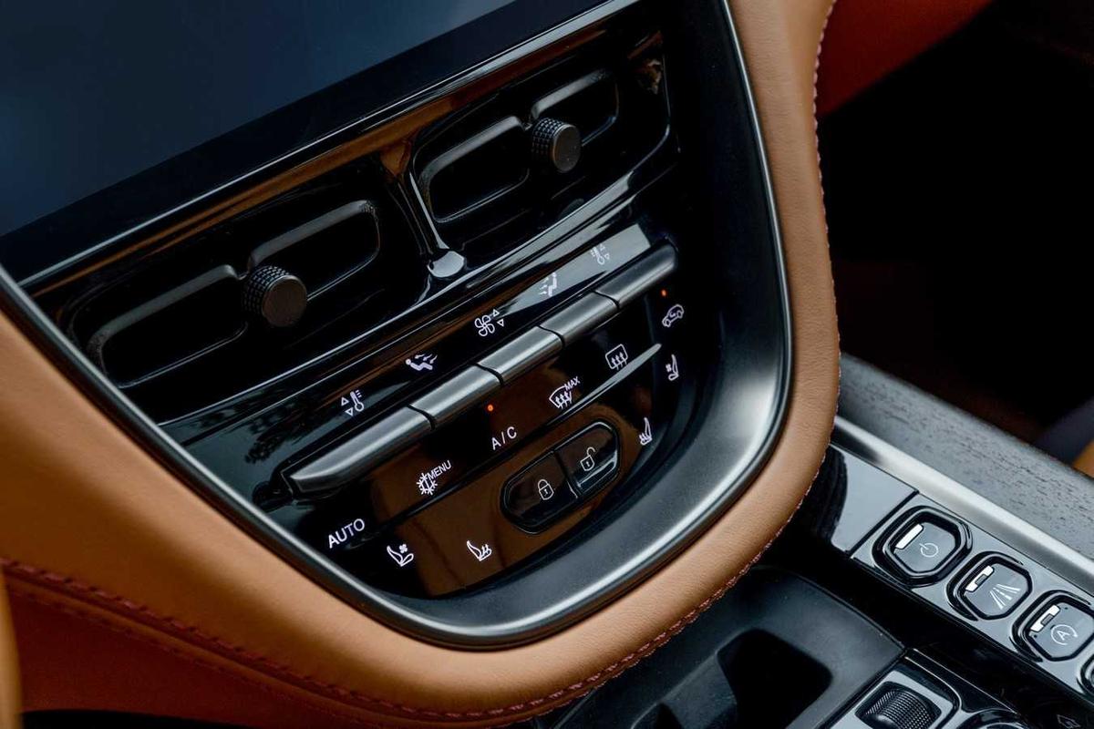 Nội thất Aston Martin DBX