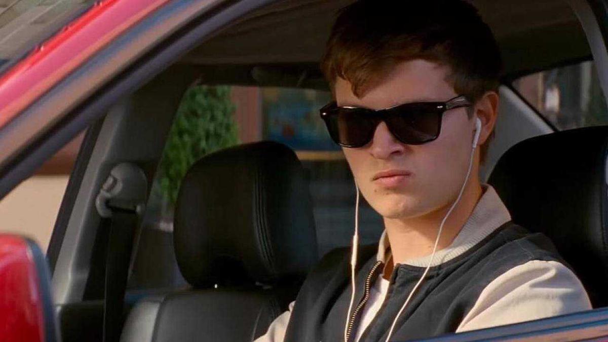 Đeo tai nghe khi lái xe