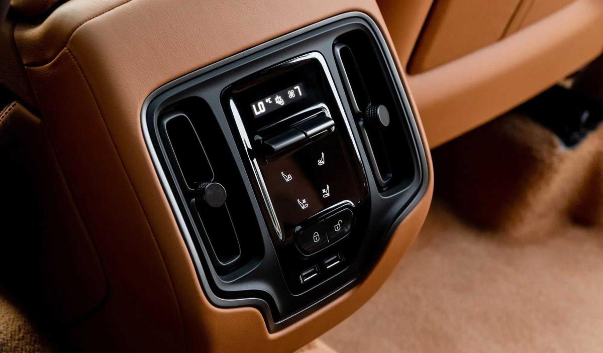 Nội thất Aston Martin DBX