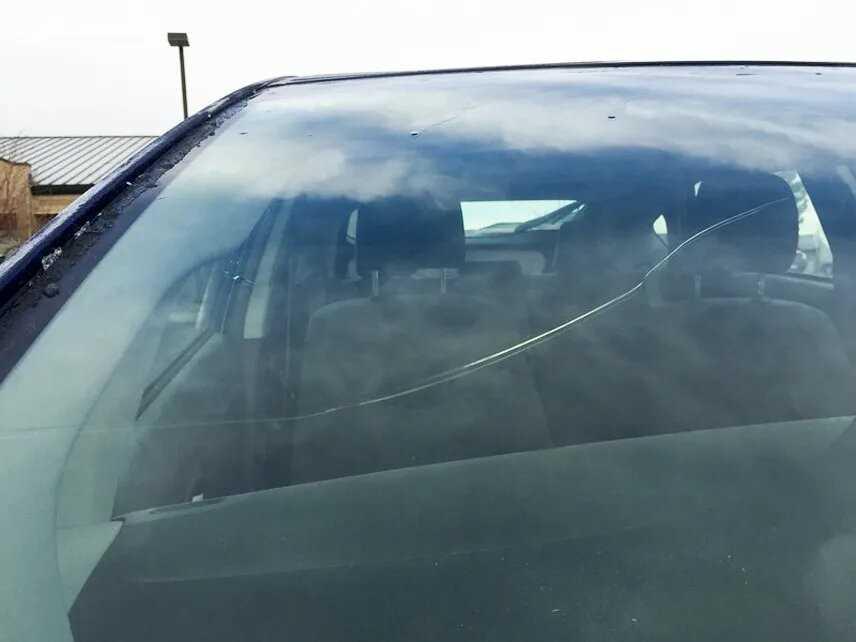 Kính chắn gió bị xước