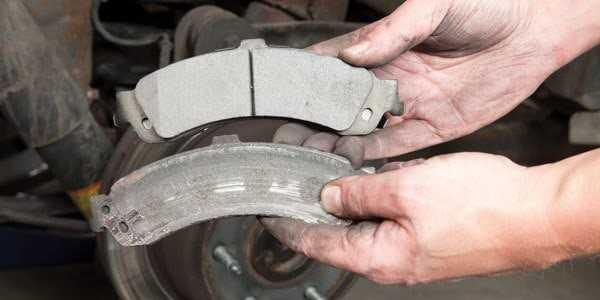 Má phanh ô tô bị mòn.