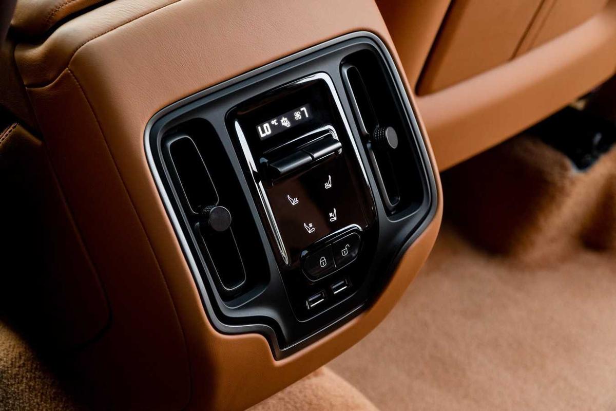 Nội thất Aston Martin DBX