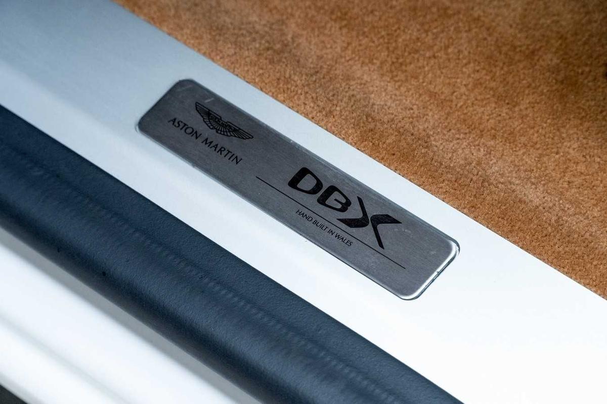 Nội thất Aston Martin DBX