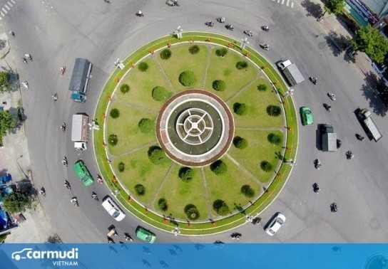 Có bắt buộc bật xi nhan khi đi vào vòng xuyến?