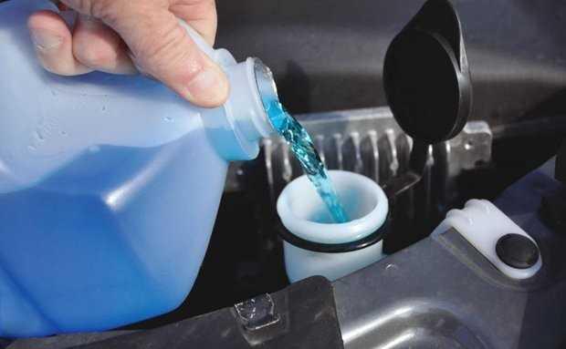 co-duoc-dung-nuoc-la-thay-nuoc-rua-kinh-o-to