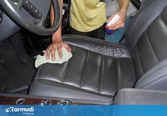 Vệ sinh nội thất xế hộp để sẵn sàng đón tết