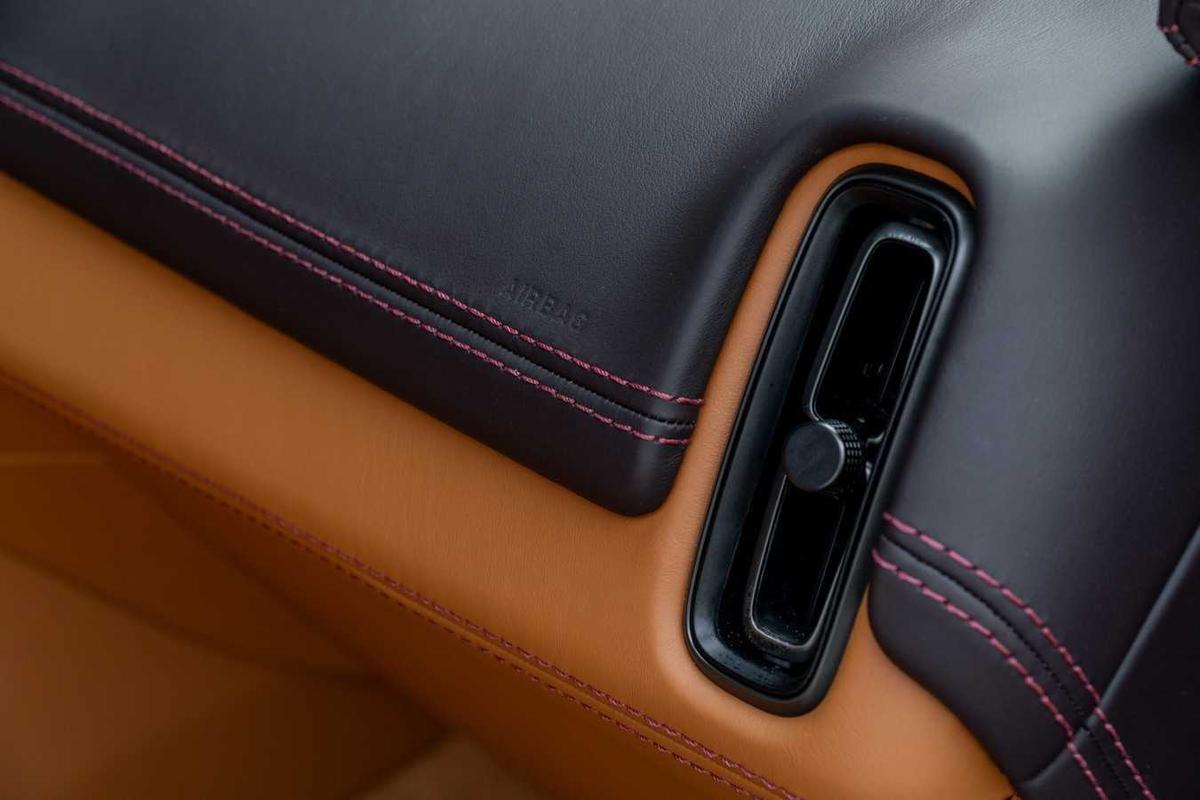 Nội thất Aston Martin DBX