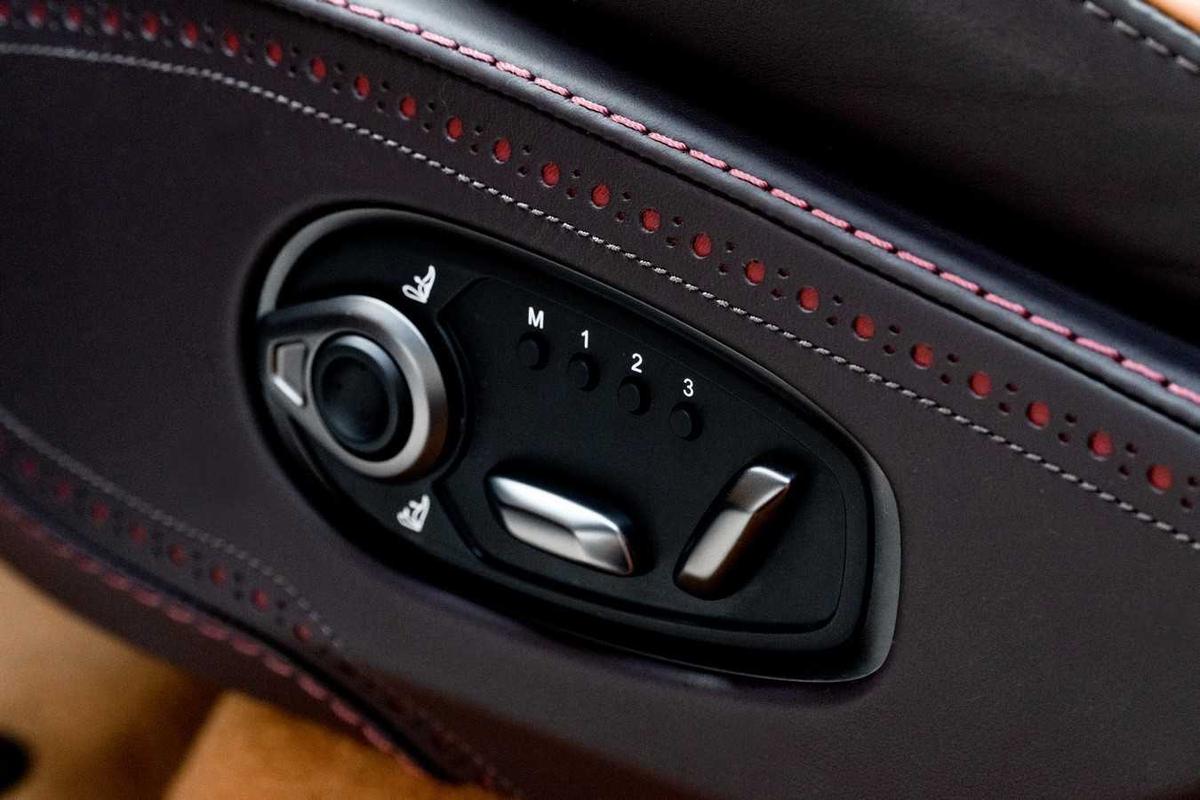 Nội thất Aston Martin DBX