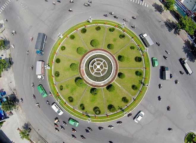 xi nhan khi ra vào vòng xuyến không phải là bắt buộc