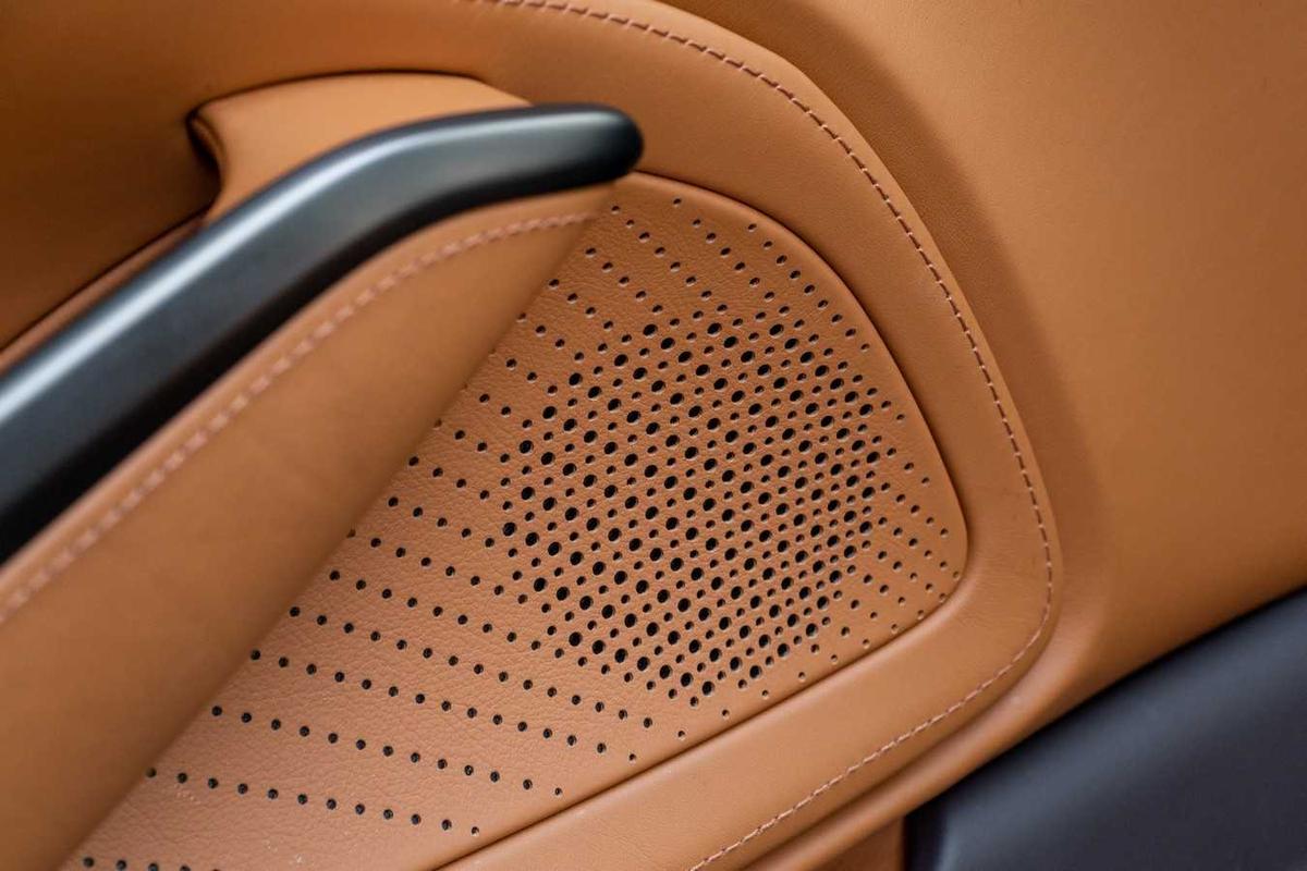 Nội thất Aston Martin DBX