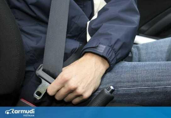 Bạn nên tránh những thói quen này nếu muốn lái xe một cách an toàn