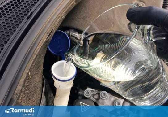 Có được dùng nước lã thay nước rửa kính ô tô?