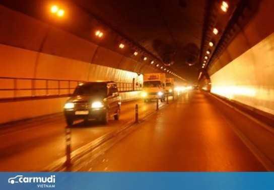 Khi lái xe trong hầm cần chú ý đến những điều này
