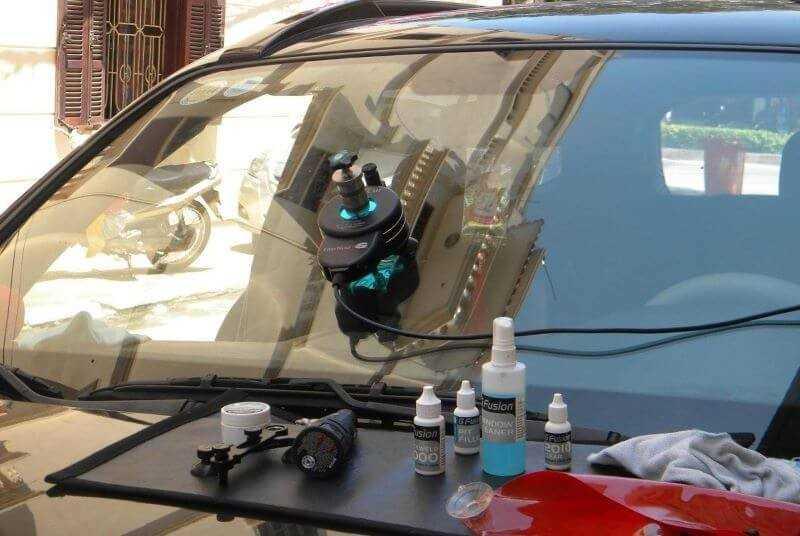 kính chắn gió bị rạn nứt