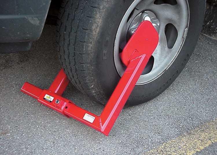 Khóa vô lăng hoặc khóa bánh xe