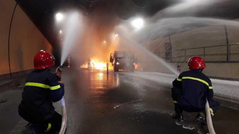 bo-tui-nhung-kinh-nghiem-lai-xe-trong-ham-duong-bo