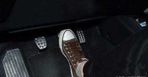 Vì sao xe ô tô bị kẹt chân ga?