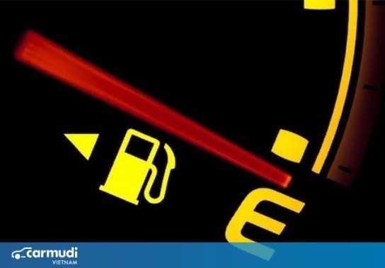 Xe có thể đi thêm bao xa khi kim xăng đã chạm vạch đỏ?