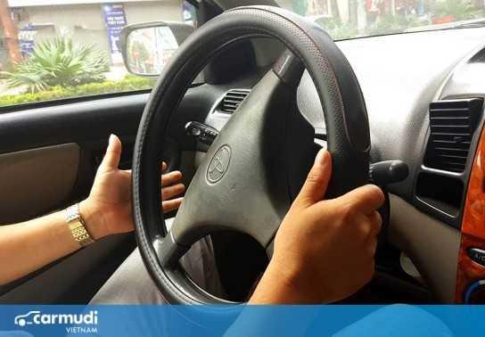 Vì đâu vô lăng bị nặng và trả lái chậm?