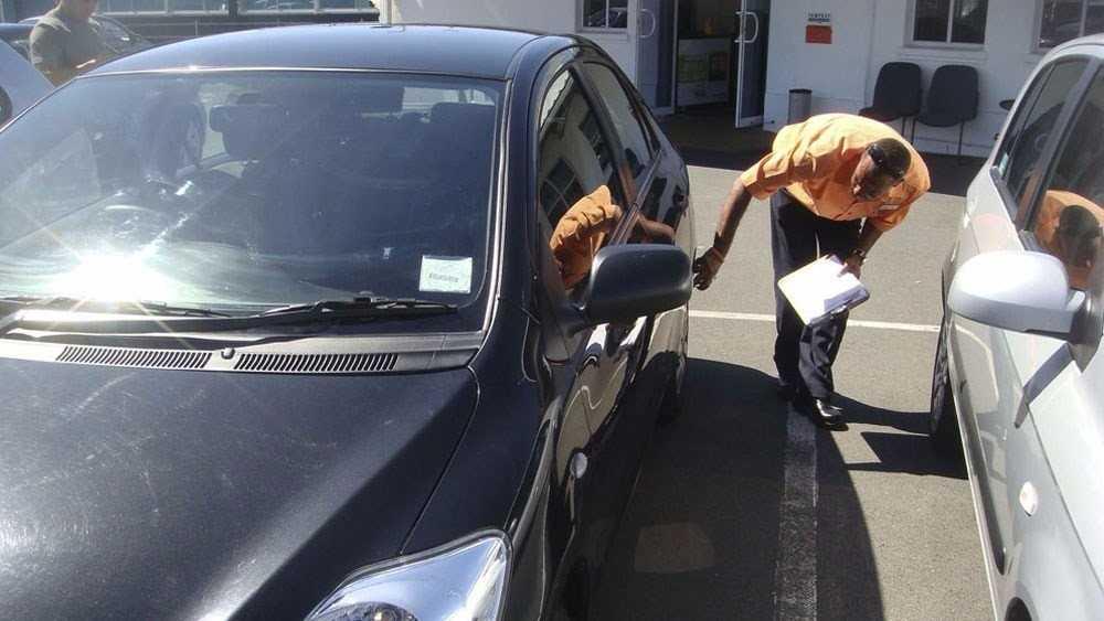 Kiểm tra xe trước khi thuê