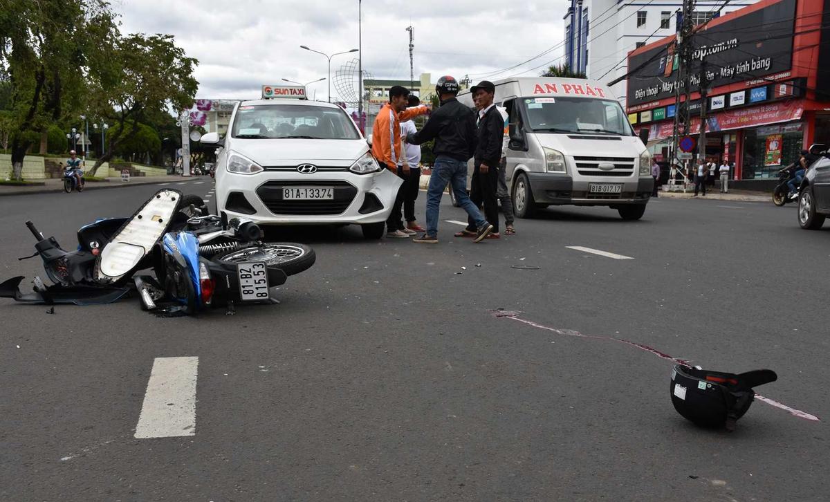 Quan sát tình hình xung quanh