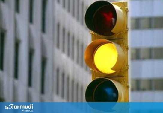 Vượt đèn vàng sẽ bị xử lý như thế nào theo quy định?