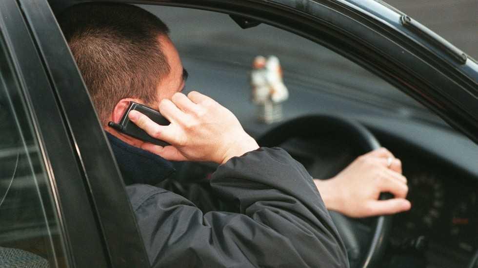 sử dụng điện thoại khi đang điều khiển phương tiện