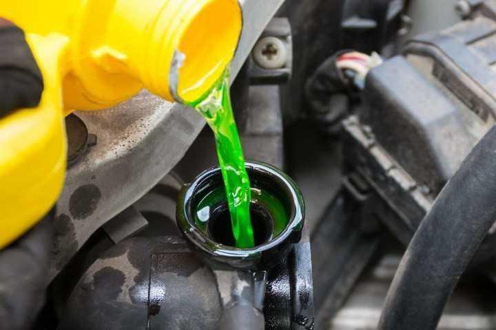 nhung-nguyen-nhan-khien-xe-bi-mat-nuoc-lam-mat-nhung-khong-co-dau-hieu-ro-ri