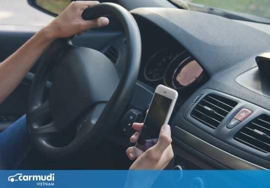 Lỗi sử dụng điện thoại khi lái xe sẽ bị phạt như thế nào?