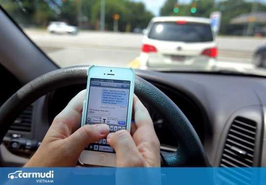 Mức xử phạt đối với hành vi sử dụng điện thoại khi đang điều khiển phương tiện
