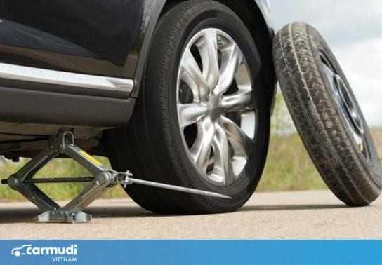 Các bước thay nhanh lốp ô tô dự phòng