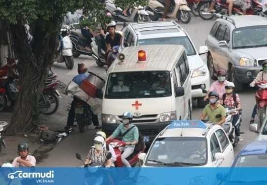 Chủ thể phải bồi thường khi xe cứu thương chạy ngược chiều gây tai nạn?