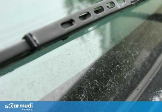 Bí quyết đánh bay các vết mốc cứng đầu trên kính ô tô