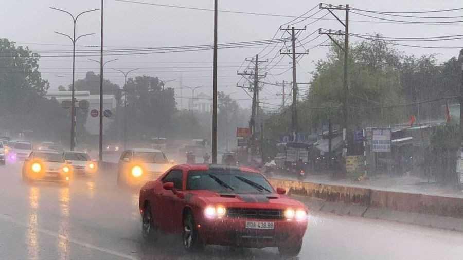 Không bật đèn pha hoặc bật đèn pha quá sáng