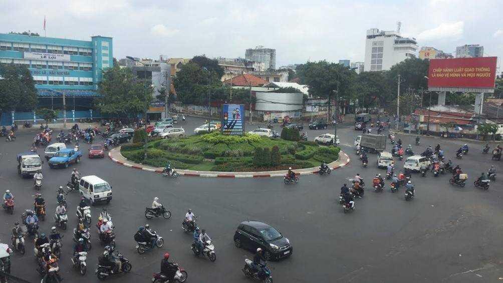 lái xe qua vòng xuyến