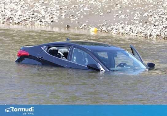 Kỹ năng thoát hiểm khi ô tô lao xuống sông