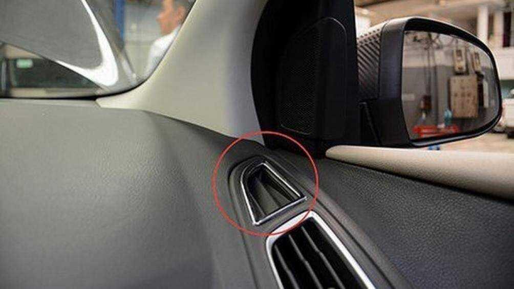 Các khe nhỏ trên bảng Taplo