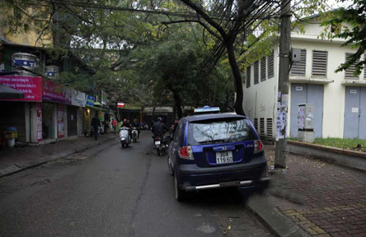 đỗ xe gác chân lên vỉa hè